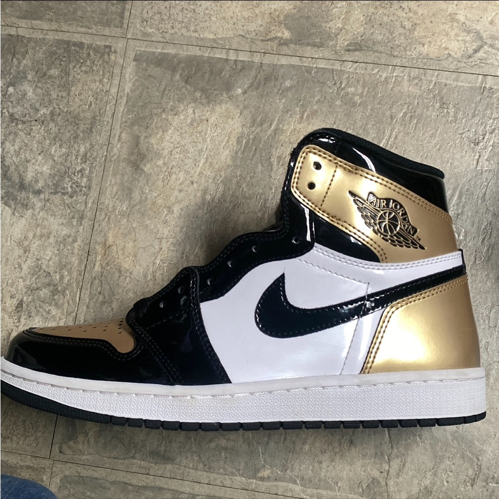 Jordan 1 nrg gold toe barley worn doesn’t come with original box